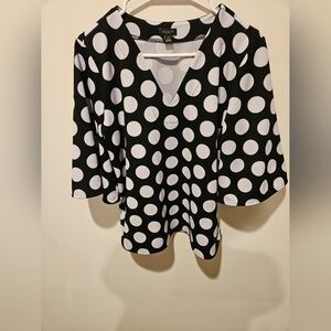 ANN TAYLOR FACTORY WOMEN'S BLACK WITH WHITE POLKA-DOT V-NECK  TOP SIZE M
